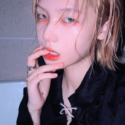 崇左伴游女生樱花漫舞的资料