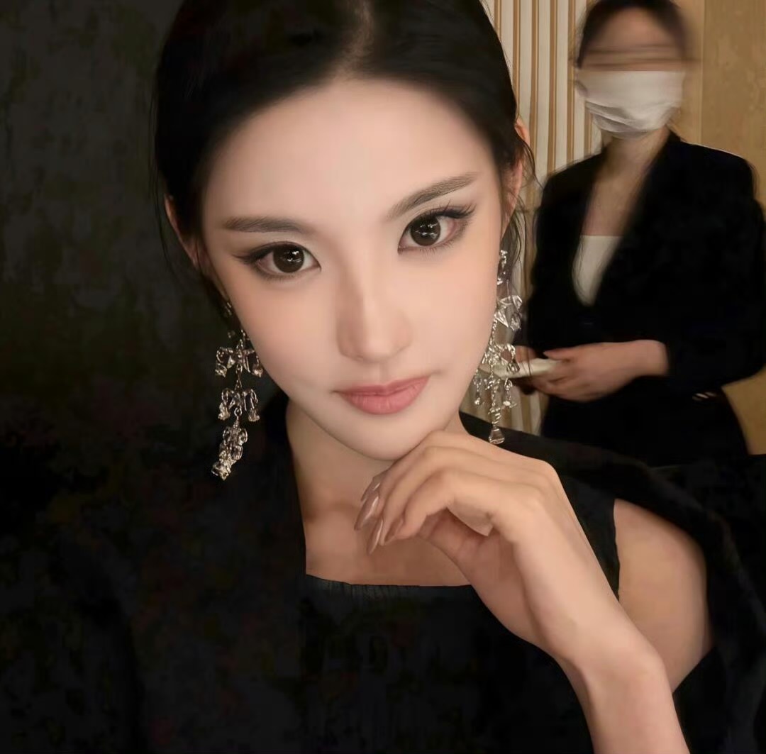 崇左伴游女生 | Isabella Chen的资料